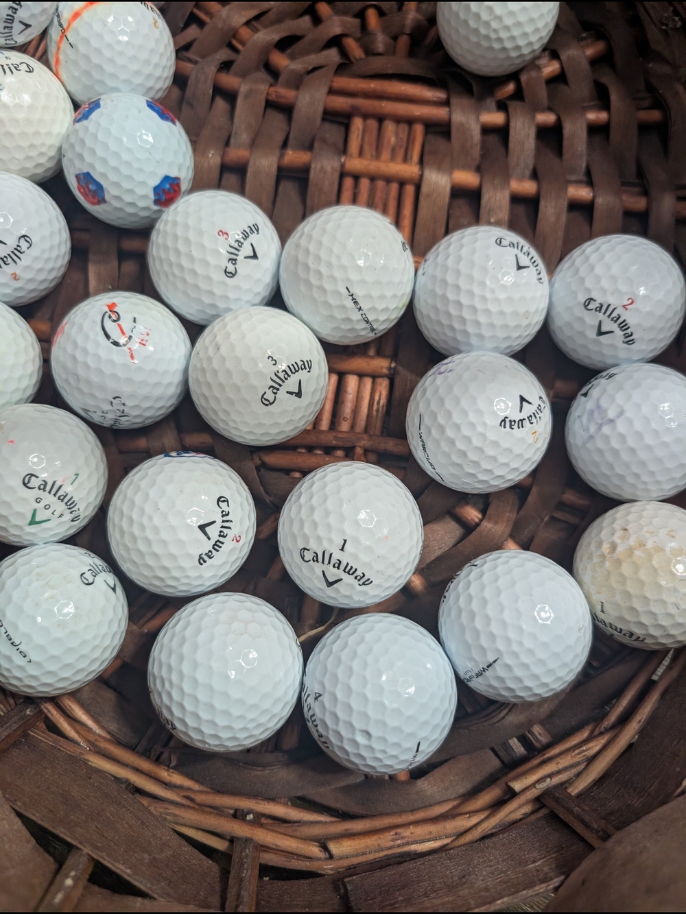 Mixed Lot Bundles Of Golf Balls - Mostly White.